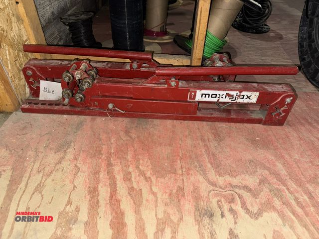 Lot 1-4531 - Lot of (2) South Wire Maxis Jax reel stands.