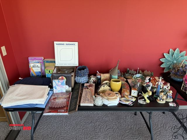 Lot 1-19172 - Contents of items on table, includes assorted home décor, farming barns, cow statues, clocks, Family...