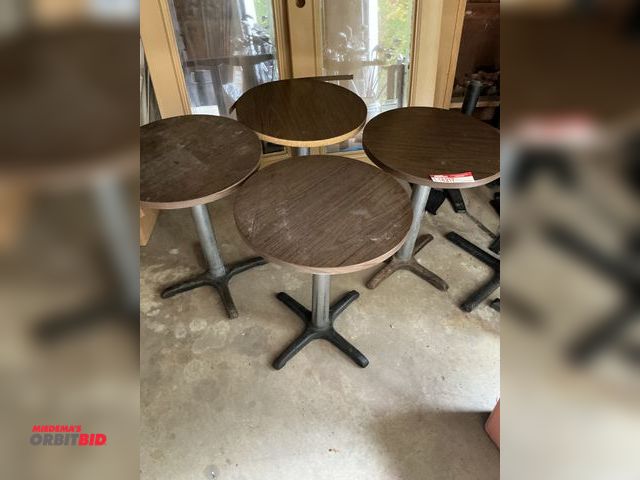 Lot 1-18217 - 4 Tables Small round bar tables