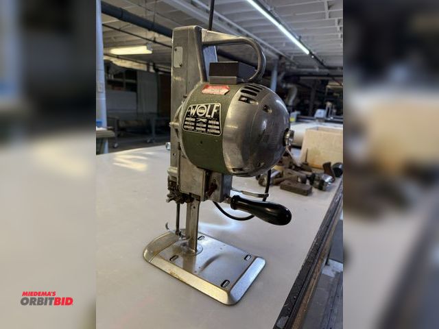 Lot 1-4908 - (1) Wolf Pacer straight knife cutting machine, model 12370, 110V, 36 RPM, .5 HP fabric cutter.