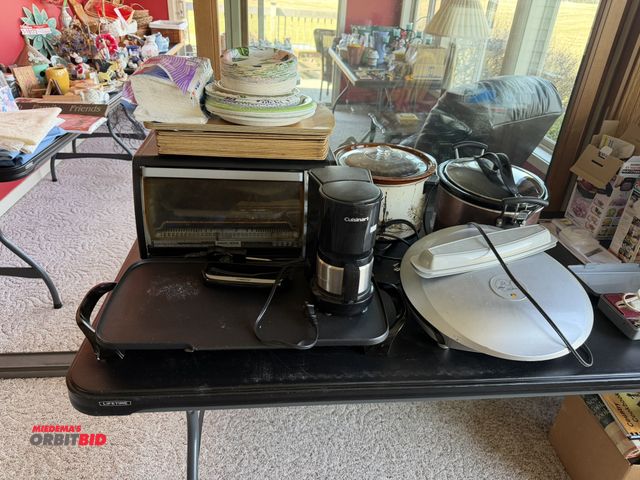 Lot 1-19178 - Large lot of assorted kitchen appliances, includes a Black &amp; Decker 12" pizza capacity toaster, ...