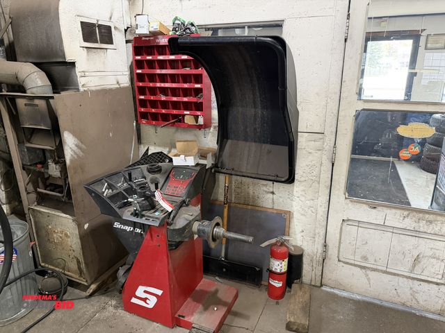 Lot 1-1151 - (1) Snap-On, model EEWB331A, wheel balancer, S/N 331FK020, 115V, single phase, 10 amp, includes asso...