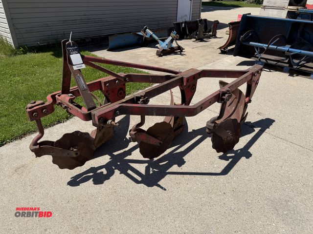 Lot 1-102569 - (1) Massey Ferguson 3 bottom plow, 3 PT