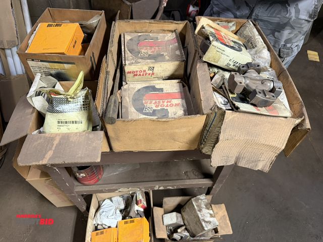 Lot 1-18603 - Large lot of assorted U-joints, includes Motor Master 5200AG, Motor Master 5025I, Bulldog seals, and...