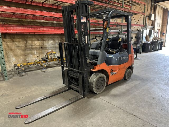 Lot 1-18074 - Toyota (1) 2001 Toyota, model 7FGCU25, propane powered forklift, S/N 71811, 4500 lb. max lift capaci...