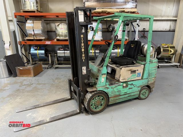 Lot 1-19007 - Mitsubishi FGC25 LP Forklift 130" max. lift height, 5000 lb. capacity, open station with ROPS canopy...