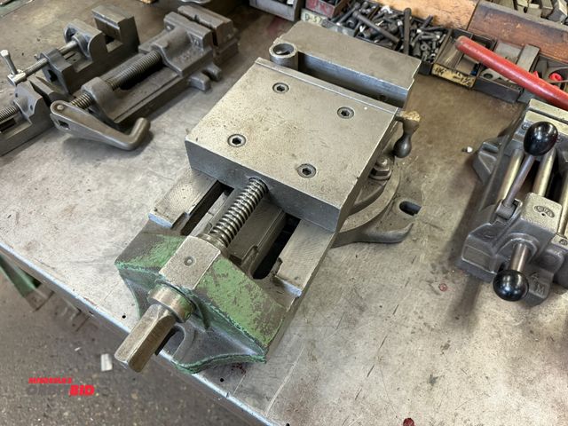Lot 1-18543 - (1) 7" machinists vise with indexable rotary base.