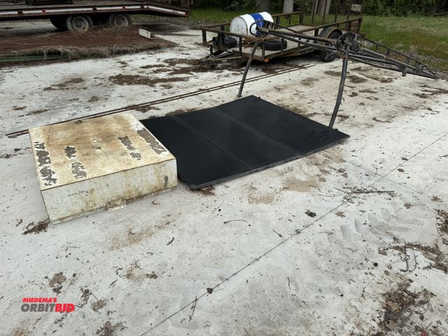 Lot 1-18719 - (1) Kargo Master ladder rack, (1) Rough Country tonneau cover, model 45517651, S/N 07872, cover only...