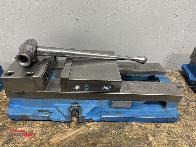 Lot 1-19346 - (1) Kurt 8" machinists vise with handle.