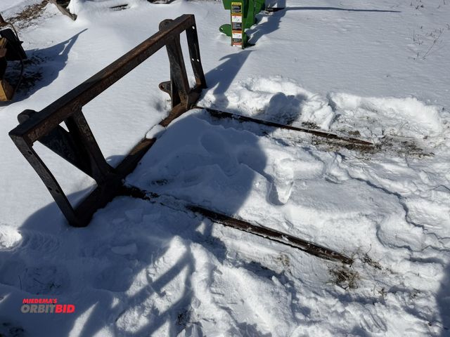 Lot 1-11586 - (1) loader tractor 2-point bale spear, spear is approx. 42" long, loader attachment bracket is 41" o...