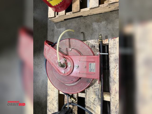 Lot 1-5543 - (1) Reelcraft, model 2Z864B, retractable air hose reel.
