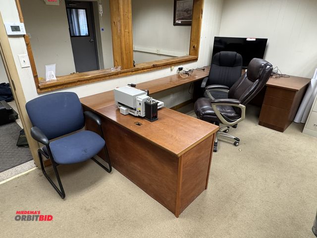 Lot 1-4612 - (1) U-shaped desk, approx. 72" main desk with L-shape that is 98" x 63", includes (3) office chairs,...