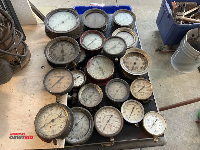Lot 1-11868 - Large lot of assorted vintage brass and metal pressure gauges, various styles and brands, including ...