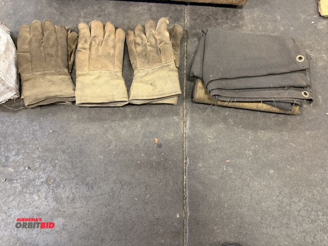 Lot 1-6481 - Lot of fire retardant items, includes (3) pairs of gloves, and (2) blankets.