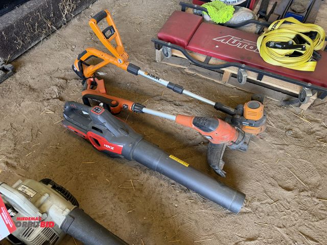Lot 1-8492 - Lot of 3 cordless yard tools, includes (1) Worx edge trimmer, (1) Black &amp; Decker string trimmer,...