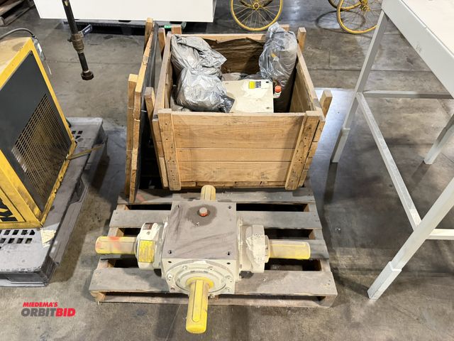 Lot 1-5630 - (1) Catep International, Type Z25, gear head with (4) 2" diameter keyed shafts.