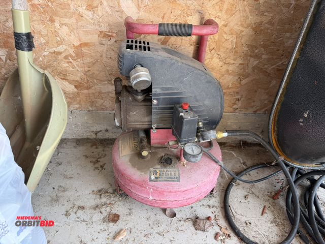 Lot 1-19225 - (1) Black Bull pancake style compressor, 120V, includes hose, in working condition.