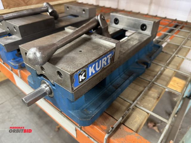 Lot 1-19489 - (1) Kurt 6" angle lock machinists vise.