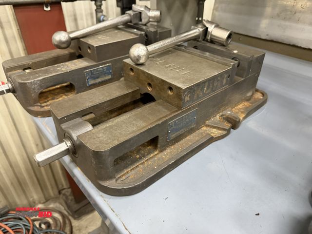 Lot 1-15140 - (1) Kurt Manufacturing Company 6" machinist's vise with handle.