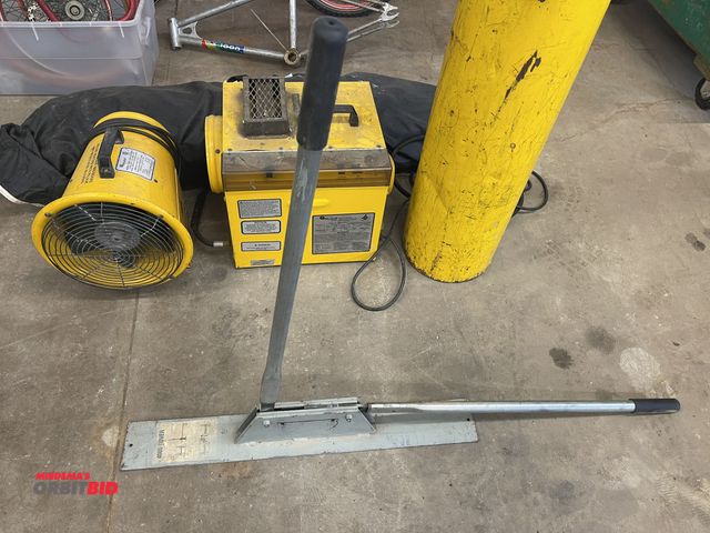 Lot 1-6130 - (1) Wiremold 4000 Series Raceway cover cutter.
