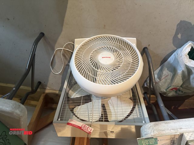 Lot 1-3187 - (1) GE Floor Fan and Honeywell Fan