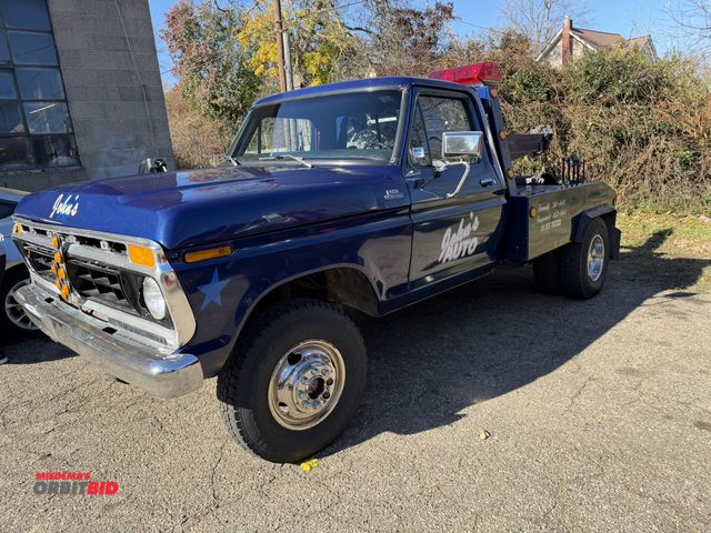 Lot 1-1305 - 1977 Ford F250 Custom Tow Truck with a Ford 460 gas engine, automatic transmission, 4-WD, cloth benc...