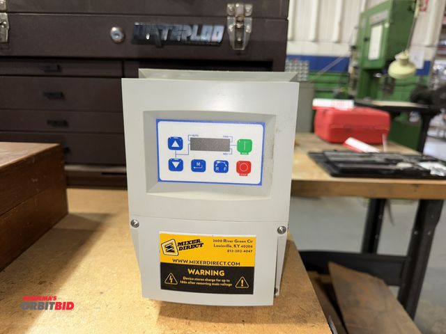 Lot 1-18944 - (1) Lenze SMVector variable frequency drive, Type ESV112N2YXC, output 3/PEAC 0-230V.