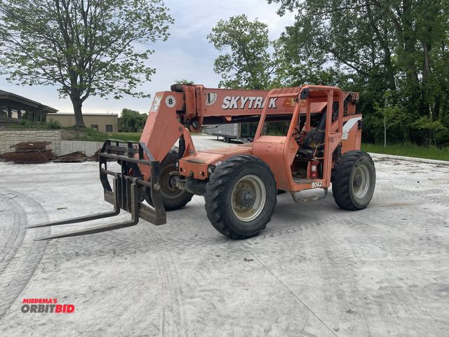 Lot 1-18871 - Skytrak 8042 Loader (1) 2005 Skytrak 8042 rough terrain forklift truck, OROPS, Cummins 100 HP diesel...