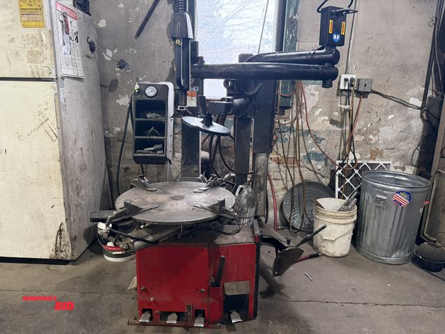 Lot 1-1152 - (1) Snap-On (model unknown) tire machine, 110 PSI min./170 PSI max. air pressure, includes assorted ...