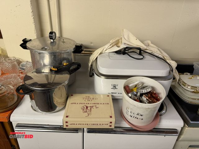 Lot 1-12200 - Lot of assorted kitchen items, includes Nesco 18 qt. roaster oven, (1) Presto Deluxe pressure cooker...