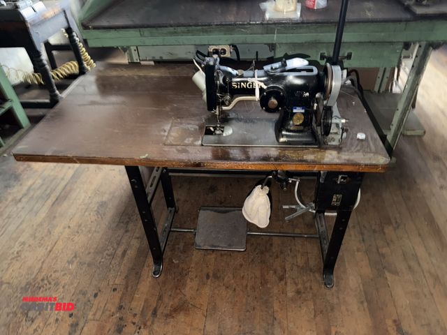 Lot 1-4714 - (1) Singer 10/W1 commercial sewing machine with power table, may be for parts or repair, S/N W796296...
