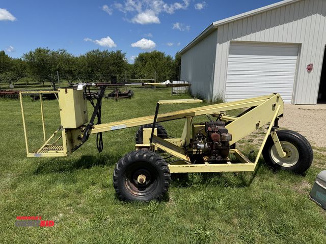 Lot 1-102591 - (1) Gillison hydraulic self propelled one man lift, includes saw and pruning gun, Briggs &amp; Strat...