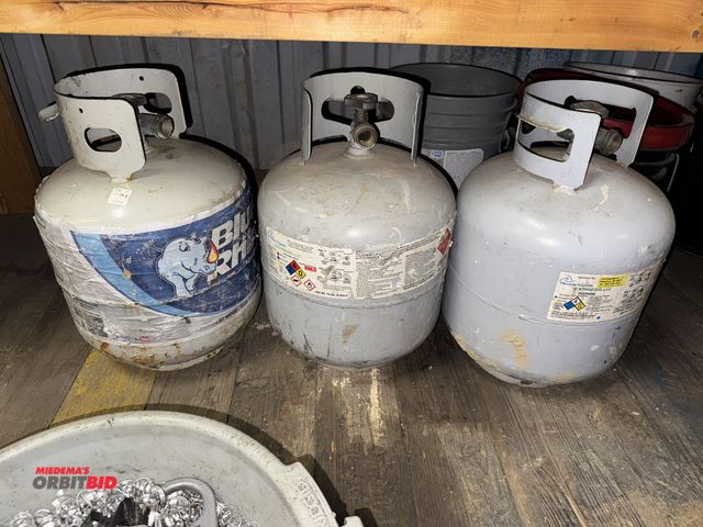 Lot 1-4543 - Lot of (3) 20 lb. propane tanks.
