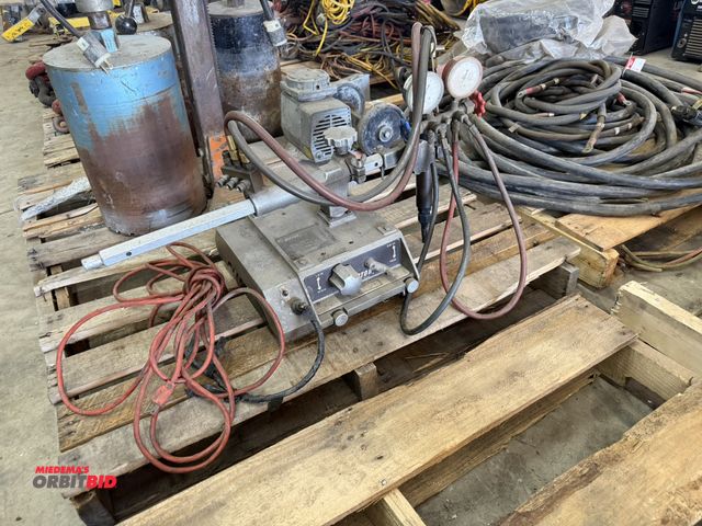 Lot 1-1406 - (1) Victor, model VCM100, 110V 60L6 cutting machine, S/N CM, working condition unknown, includes a 7...