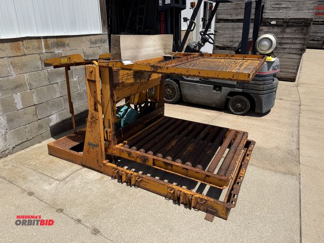 Lot 1-102595 - (1) Wilde MFG. electric bin dumper, works