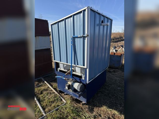 Lot 1-2914 - (1) 275 gallon tote custom built, 1.5 HP electric pump, covered with siding, 42" x 50" x approx. 81"...
