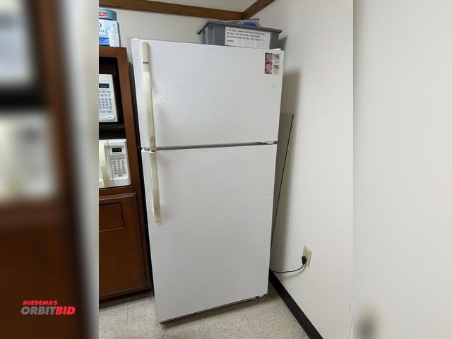 Lot 1-18927 - (1) Kenmore, model 253.65802508, refrigerator with freezer, in working condition.