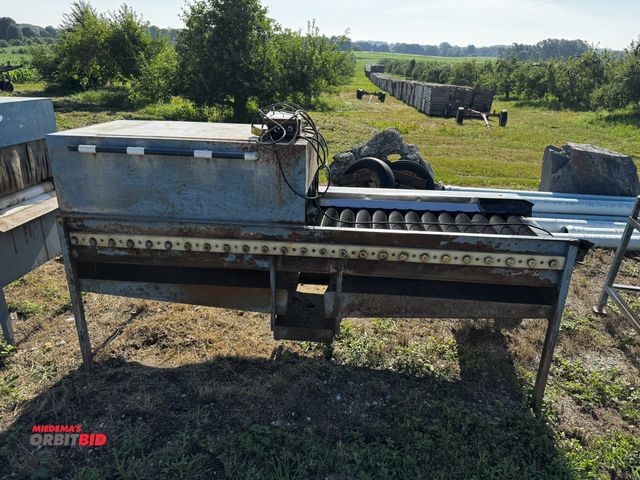 Lot 1-6937 - (1) Wash and Packout conveyor, 8' long x 35" wide x approx. 36" tall, 24" brushes, 120V, Leeson Spee...