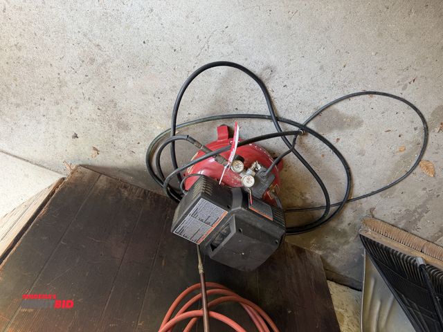 Lot 1-3270 - (1) Porter Cable Jet Stream portable air compressor, 110 V, 125 PSI Max with air hoses