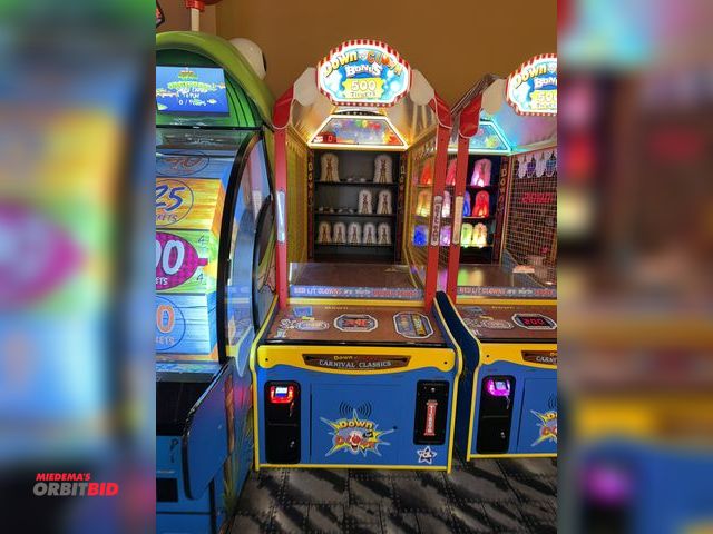 Lot 1-11247 - (1) Ice Down the Clown arcade style game, model BL1000X, S/N BL-20217, electronic payment, includes ...