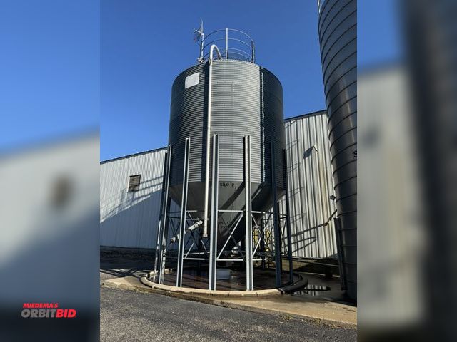 Lot 1-2584 - Lot includes (1) Poly Pro outdoor resin silo, round corrugated construction, mounted on legs, no vis...