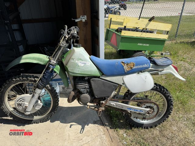 Lot 1-6500 - 1987 Kawasaki KX (1) motorcycle, for parts or repair, missing gas cap, tear in seat, motor is seized...