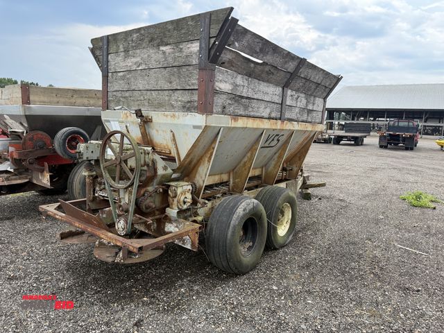 Lot 1-9864 - (1) Stoitzfus tandem axle fertilizer spreader, model TSWLSOM2CT, PTO driven, steel box, double spinn...