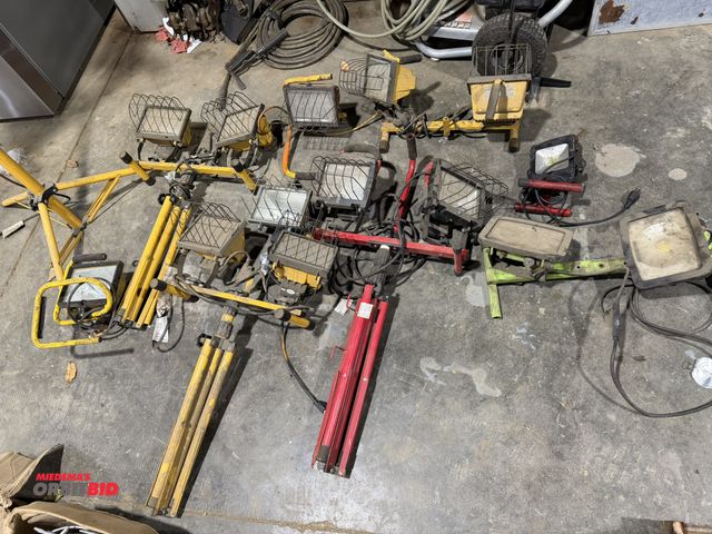 Lot 1-1520 - (1) large lot of assorted Halogen work lights, (2) LED work lights, and (4) adjustable height tripod...