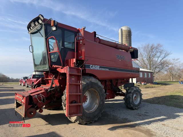 Lot 1-19149 - (1) Case International 1660 Combine, Axial-flow, 4876 engine hours, 30.5L-32 front tires, 16.9-24 re...