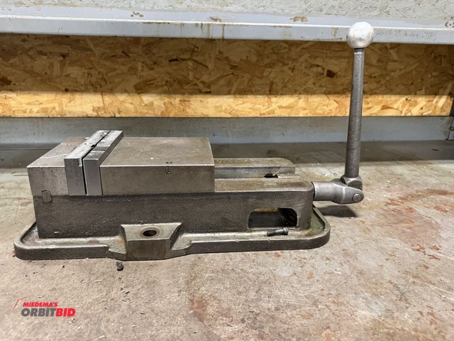 Lot 1-1910 - (1) 6" machinists vise with handle.