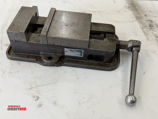 Lot 1-6153 - (1) Kurt 6" machinists vise.