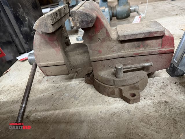 Lot 1-1362 - (1) make and model unknown 5" bench vise with rotating base.