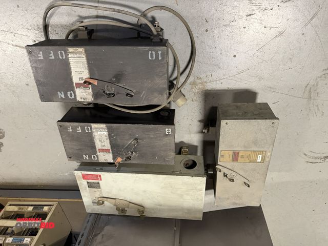 Lot 1-18605 - Lot of 4 Bus duct disconnects, includes (2) Westinghouse Type CBP, (30 amp and 15 amp), and (1) West...