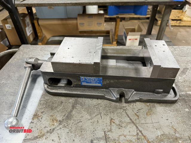Lot 1-12507 - (1) Kurt 6" machinists vise with handle.